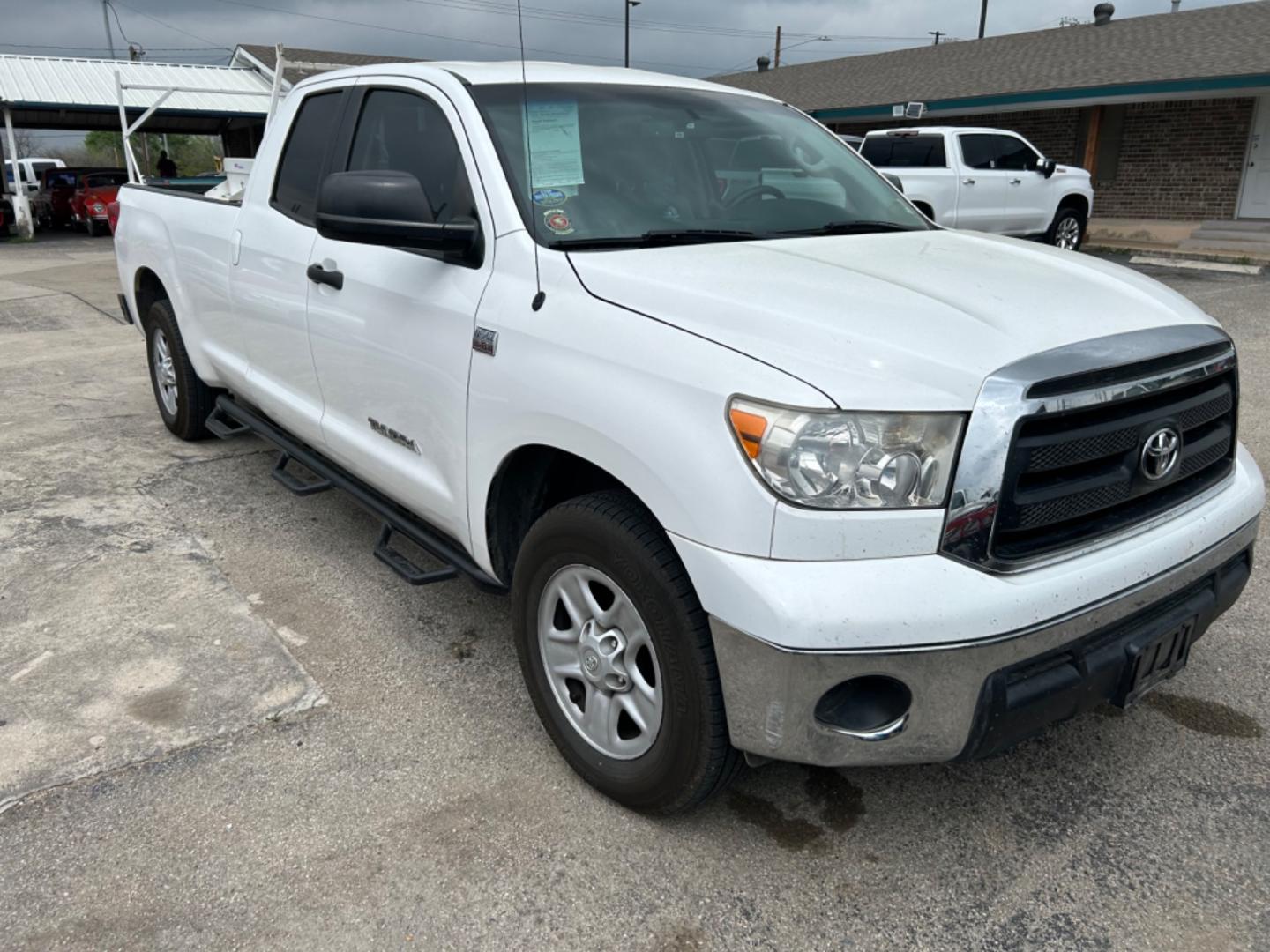 2010 White Toyota Tundra Tundra-Grade 4.6L Double Cab Long Bed 2WD (5TFTM5F11AX) with an 4.6L V8 DOHC 32V engine, 5-Speed Automatic Overdrive transmission, located at 1687 Business 35 S, New Braunfels, TX, 78130, (830) 625-7159, 29.655487, -98.051491 - Photo#1